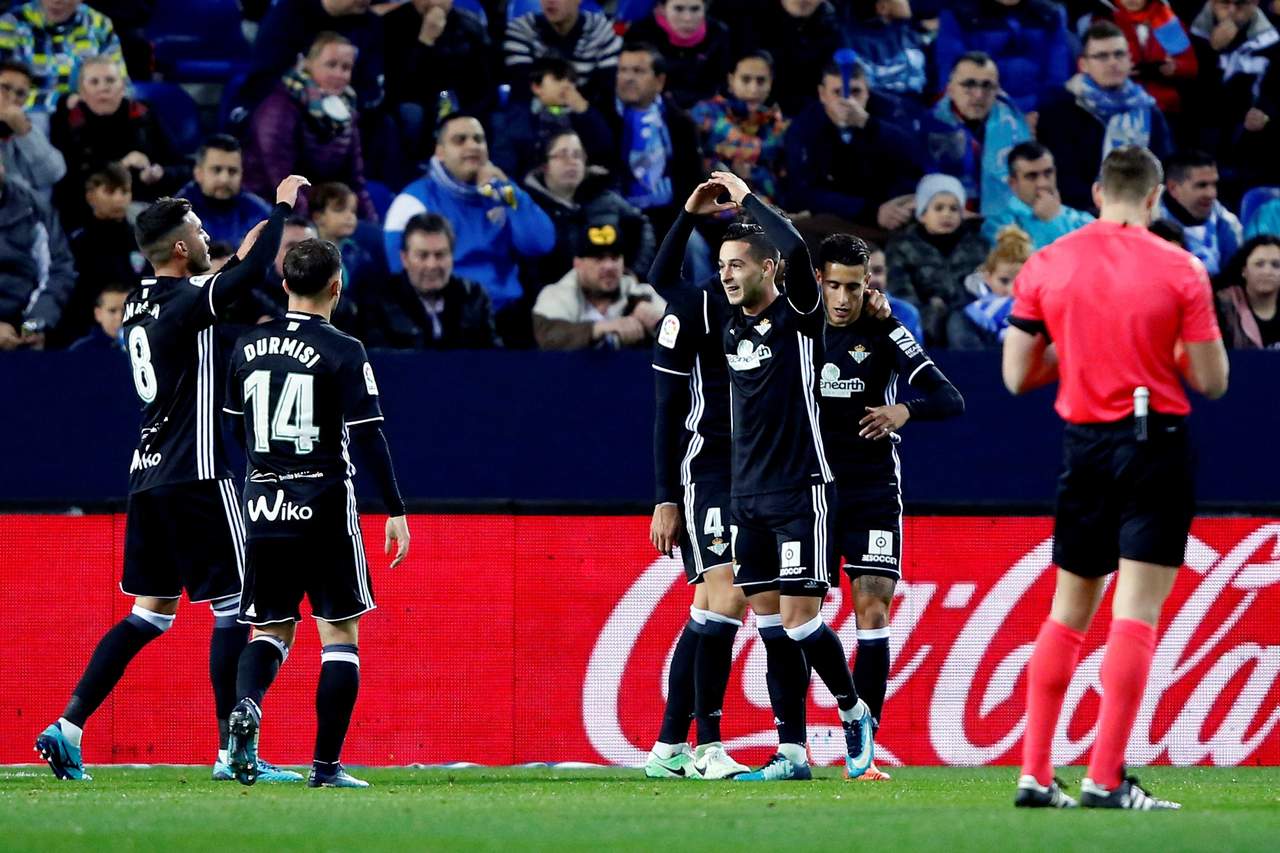 Betis rompió una racha de casi dos meses sin ganar al vencer 2-0 al Málaga. (EFE)