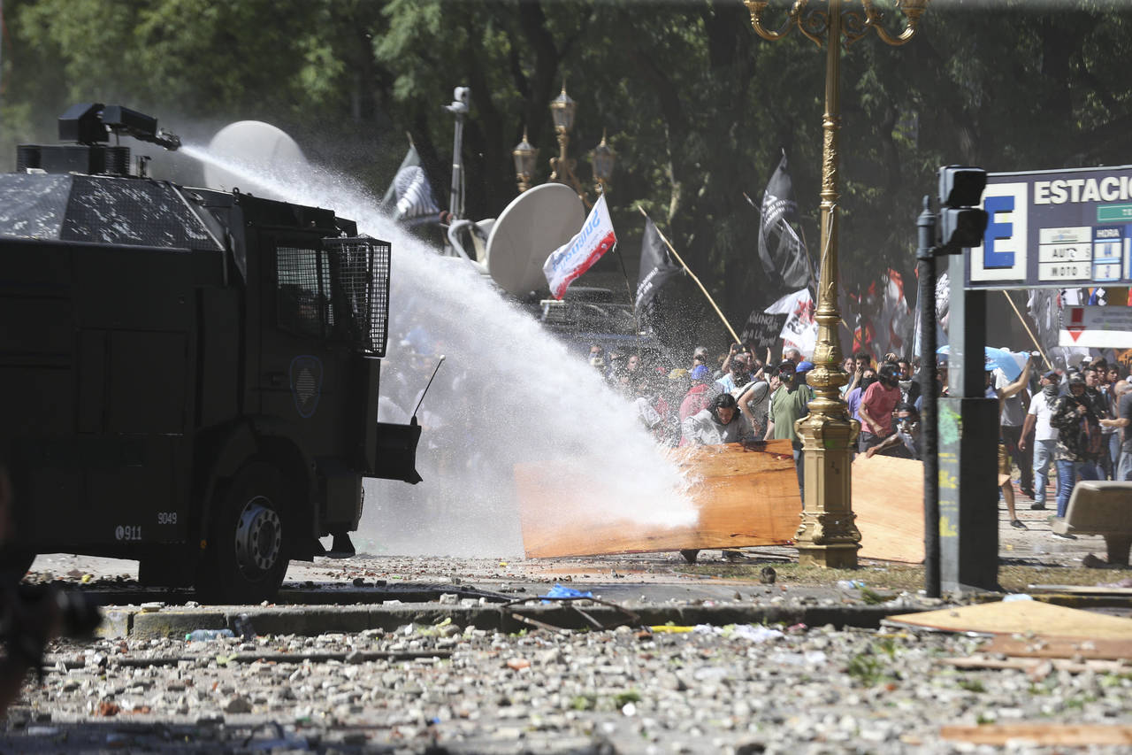 Protesta. Los cuerpos de seguridad utilizaron tanques de agua antidisturbios, ayer en Buenos Aires, Argentina. (AP)