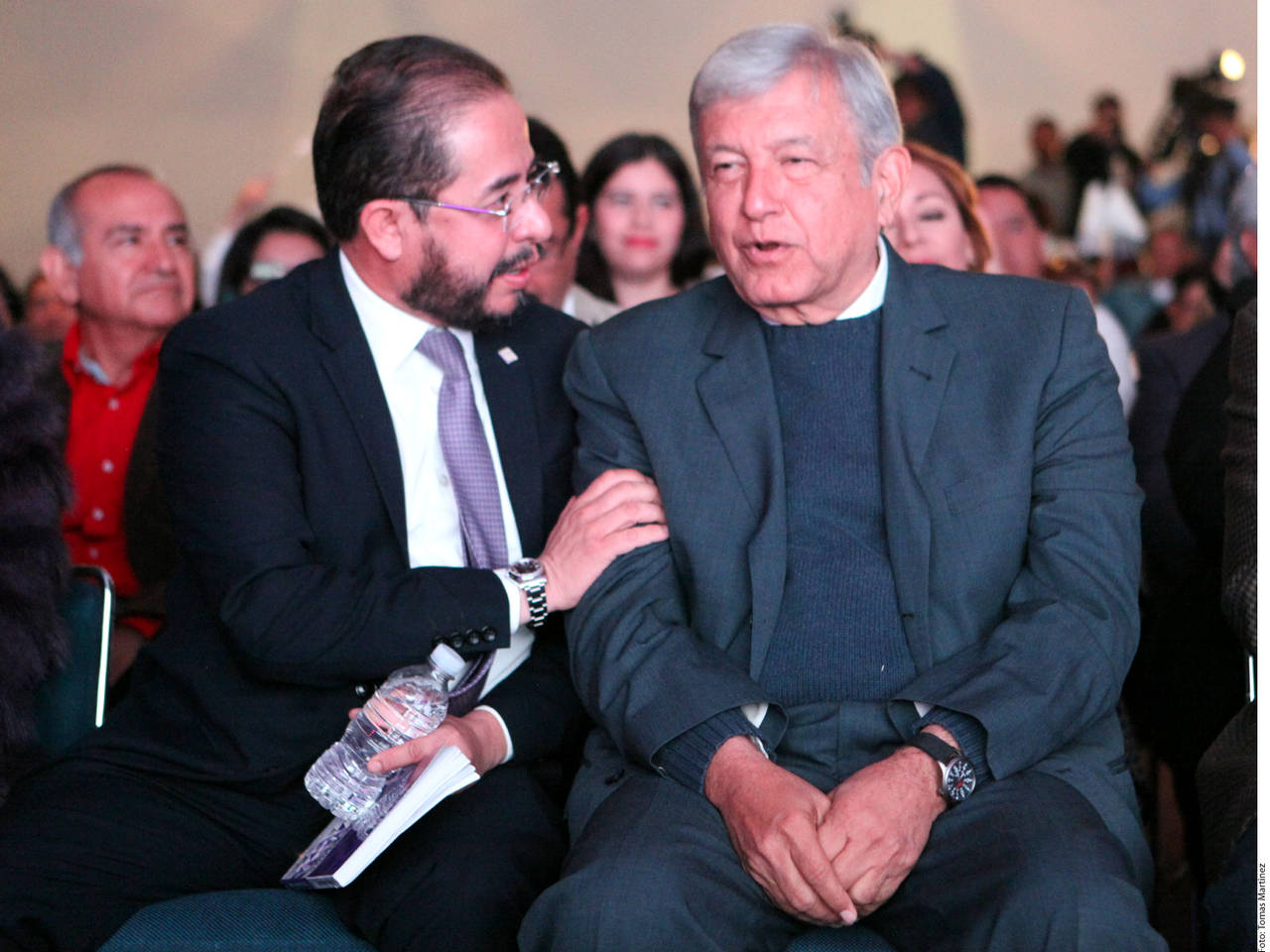 Registro. Andrés Manuel López Obrador (der.) y el dirigente nacional del Partido Encuentro Social, Hugo Eric Flores (izq.). (AGENCIA REFORMA) 