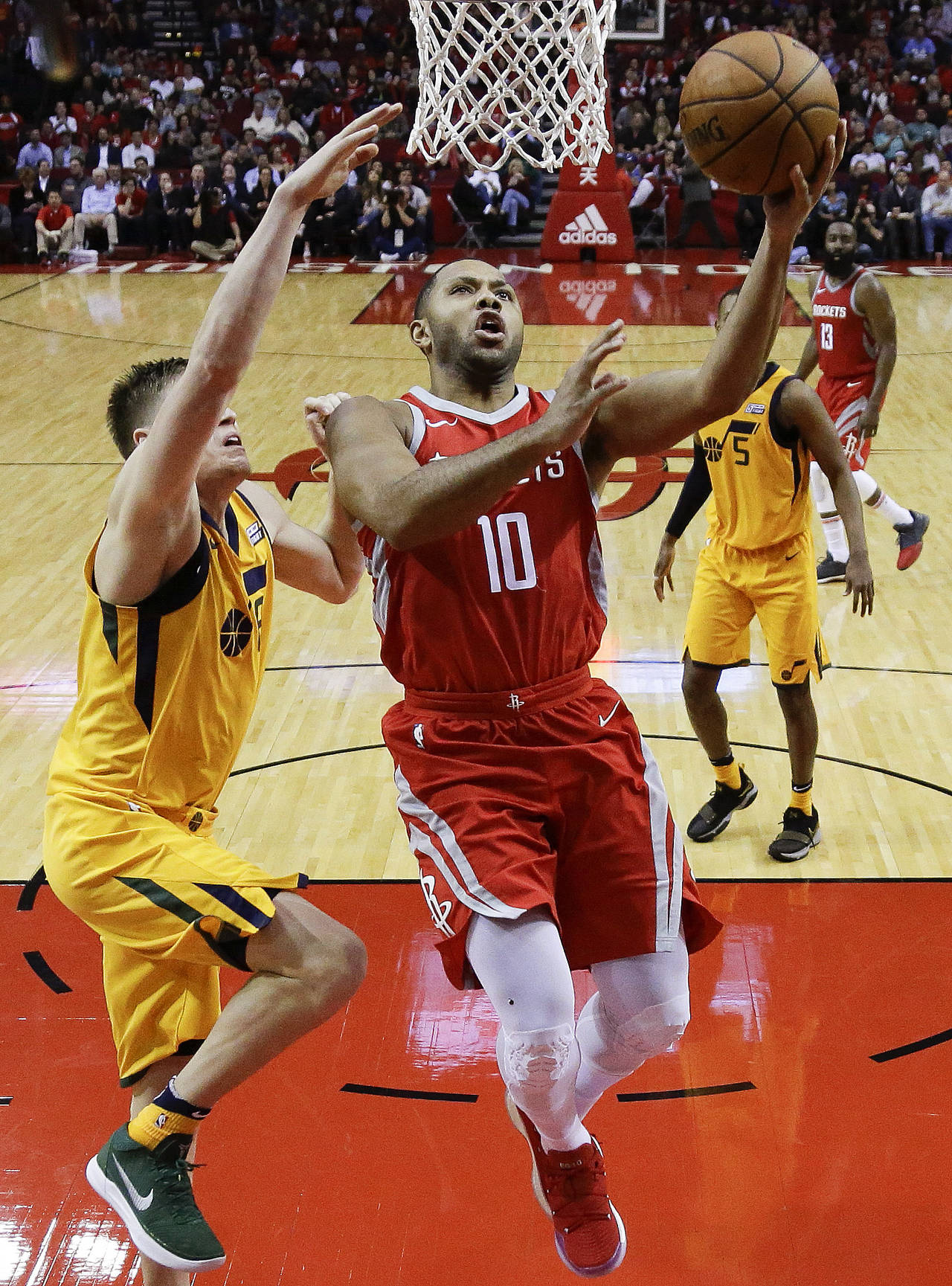 Eric Gordon (d) anotó 33 puntos en la victoria de los Rockets de Houston 120-99 sobre el Jazz de Utah. (AP)