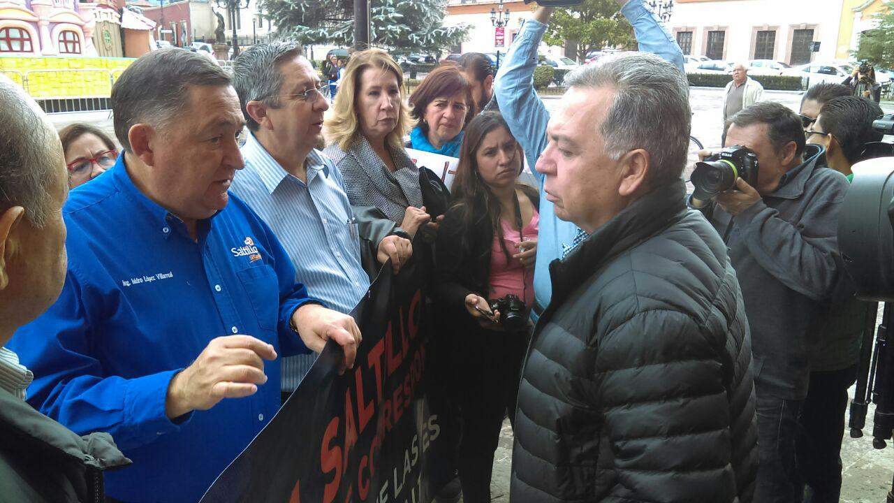 Protesta. En su último día de labores, el alcalde de Saltillo, Isidro López, marchó en compañía de los regidores panistas.