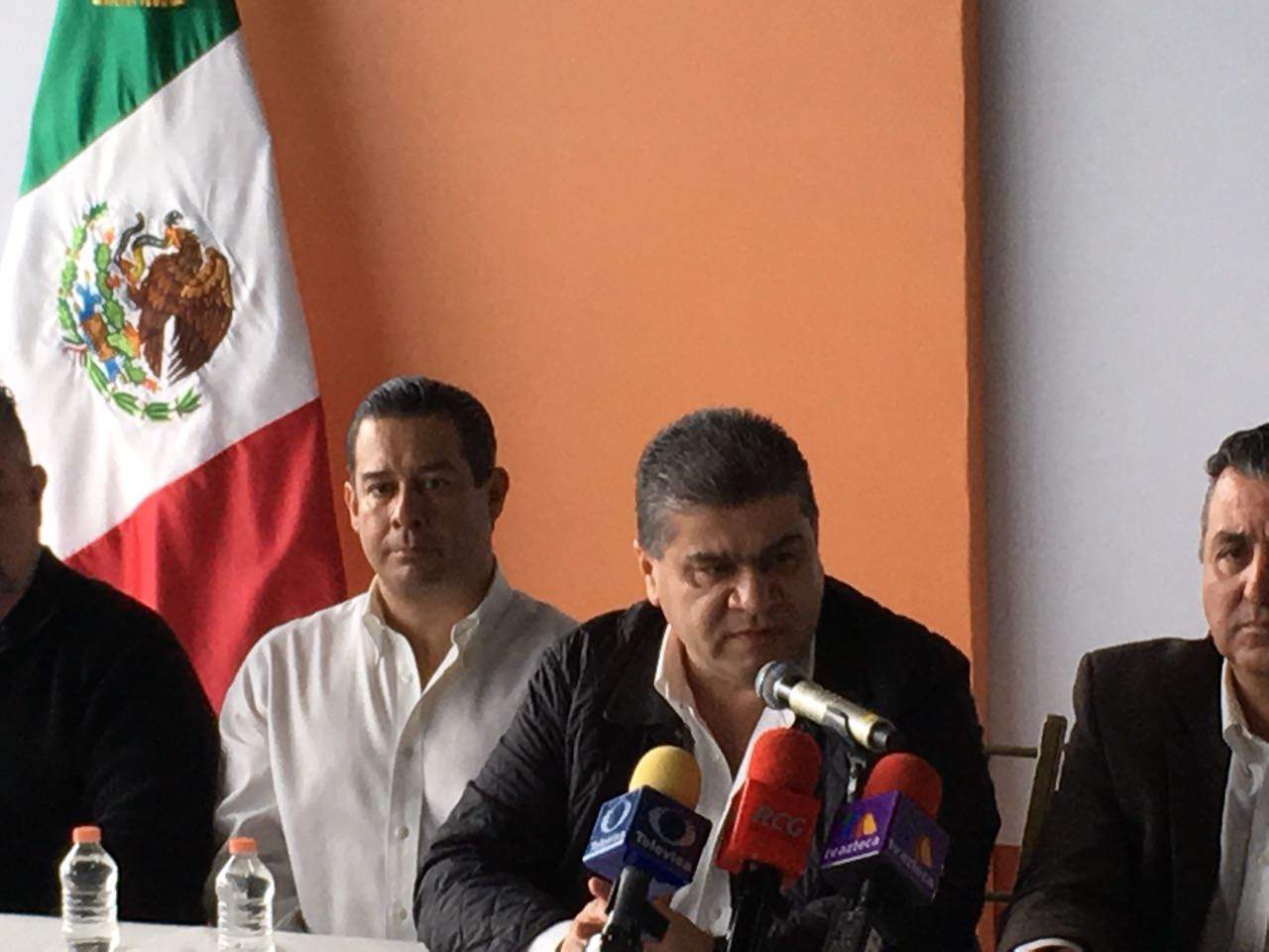 Fue en rueda de prensa realizada en el aeropuerto de Ramos Arizpe que Miguel Riquelme anunció el regreso este vuelo. (EL SIGLO DE TORREÓN)