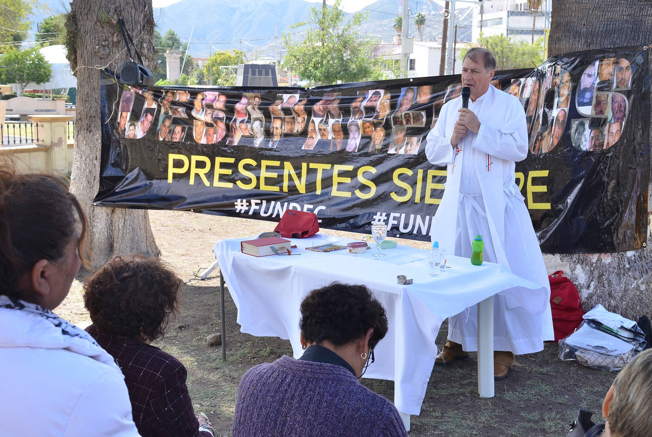 Aniversario. Con una misa, los integrantes de Fuundec conmemoraron ocho años de luchar por sus desaparecidos. (FERNANDO COMPEÁN)