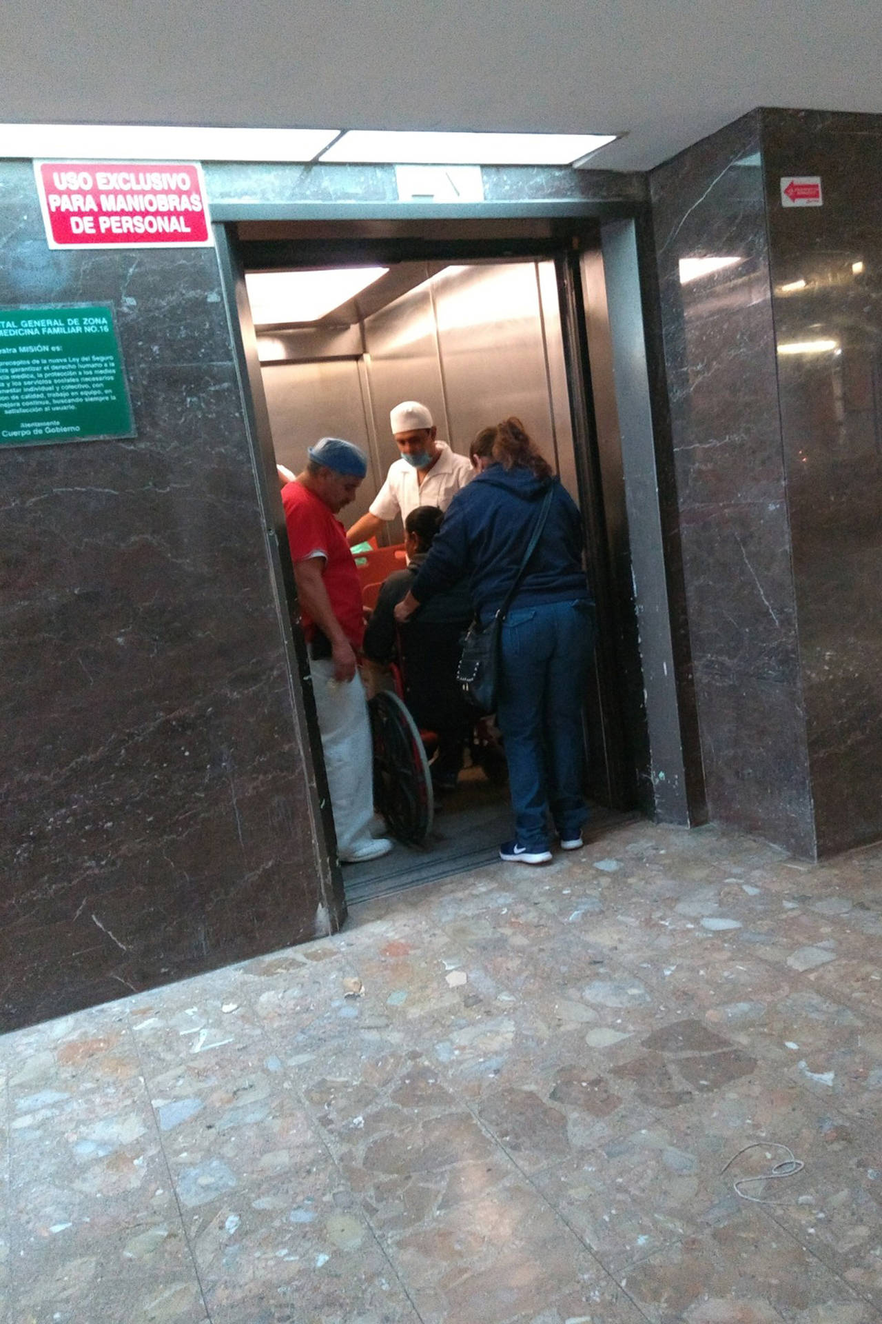 En problemas. Así luce el único elevador que funciona en la Clínica 16 del Instituto Mexicano del Seguro Social en Torreón. (EL SIGLO DE TORREÓN)