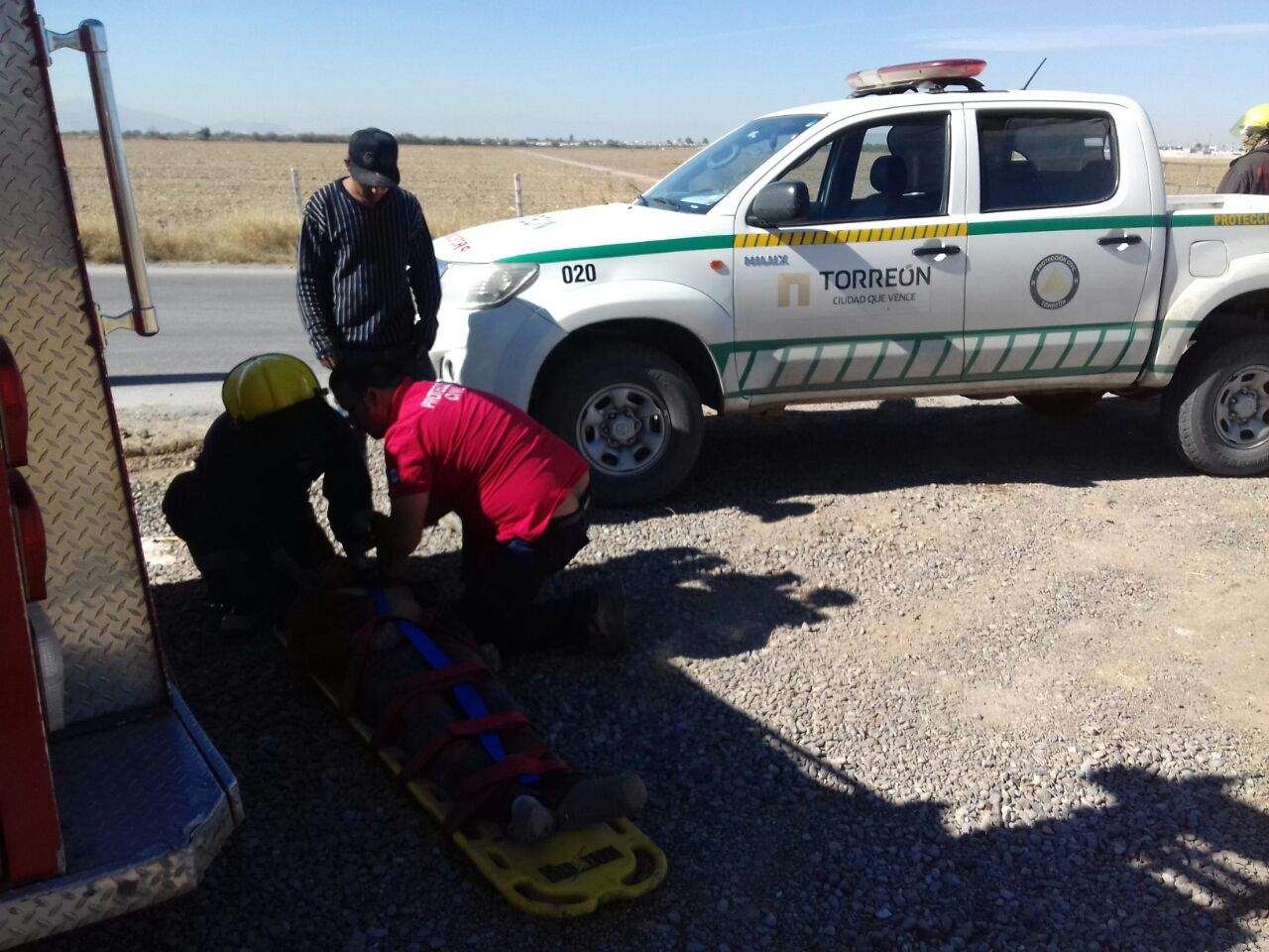 Paramédicos de la Cruz Roja arribaron al lugar para atender al lesionado. (EL SIGLO DE TORREÓN)