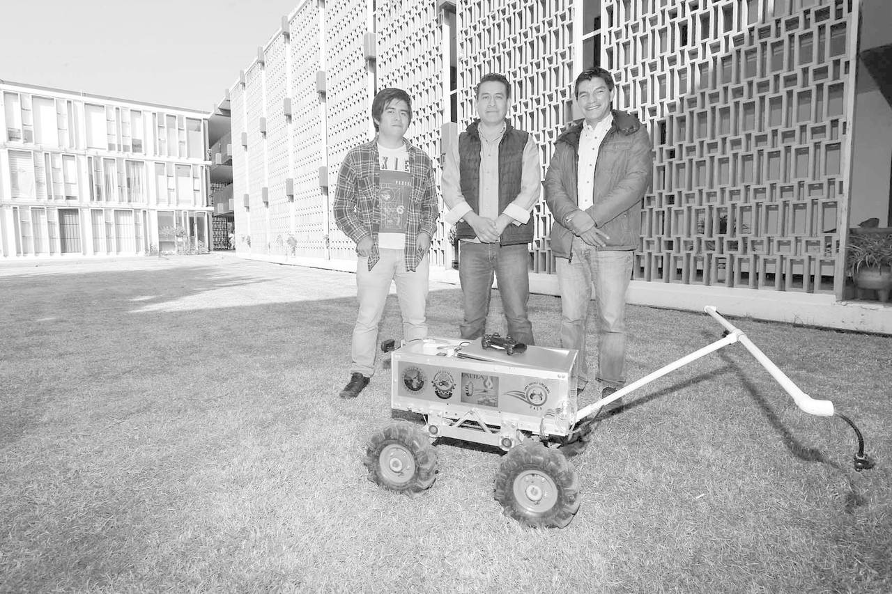 Logro. El profesor Noé Veláquez  junto con un grupo de alumnos crearon un robot agricultor. (EL UNIVERSAL)