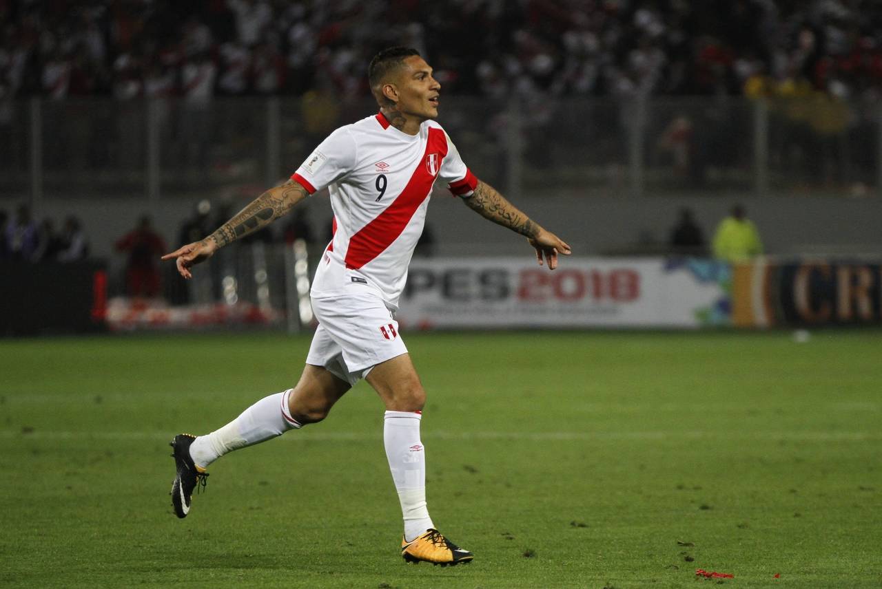 Paolo Guerrero es un elemento clave para la selección peruana que dirige Ricardo Gareca. (Archivo)