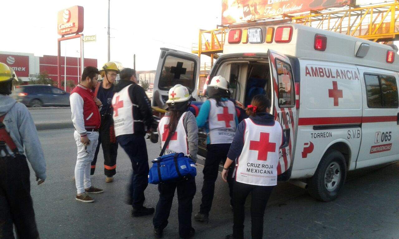 Paramédicos de la Cruz Roja arribaron al lugar para atender a la lesionada, misma que fue identificada como Marisol de 29 años de edad. (EL SIGLO DE TORREÓN)