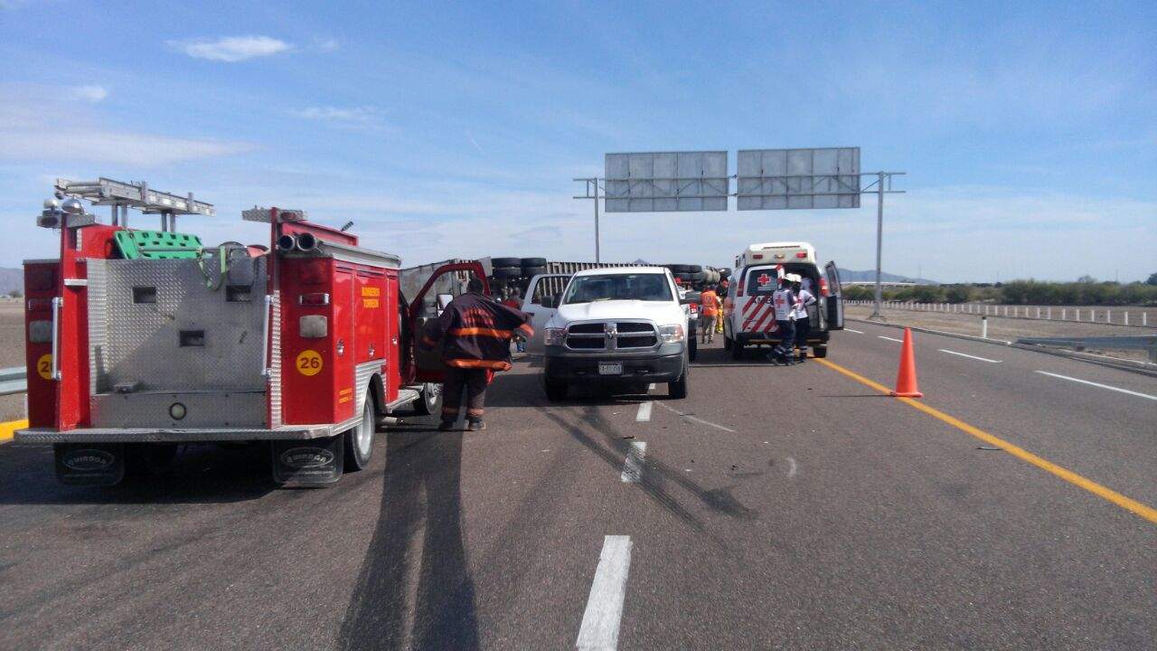 Paramédicos de la Cruz Roja acudieron al lugar para atender a los conductores, aunque ninguno de ellos requirió hospitalización.  (ESPECIAL)