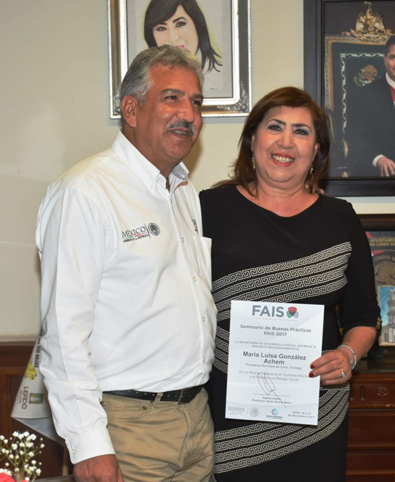 El reconocimiento fue recibido por la alcaldesa María Luisa González Achem, el cual fue entregado por el Delegado de SEDESOL en el Estado de Durango, Isaías Berúmen Aguilar (ARCHIVO)