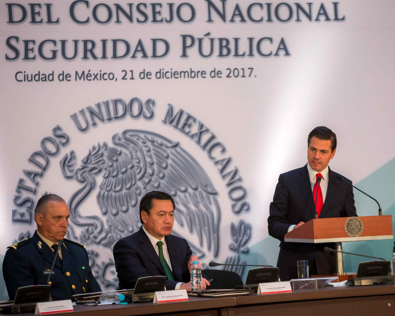 El presidente de la República, Enrique Peña Nieto, promulgó ayer la polémica Ley de Seguridad Interior que legaliza y perpetúa la presencia de las Fuerzas Armadas en labores de seguridad pública; no obstante, será la Suprema Corte de Justicia de la Nación la que decida sobre su constitucionalidad. (NOTIMEX)
