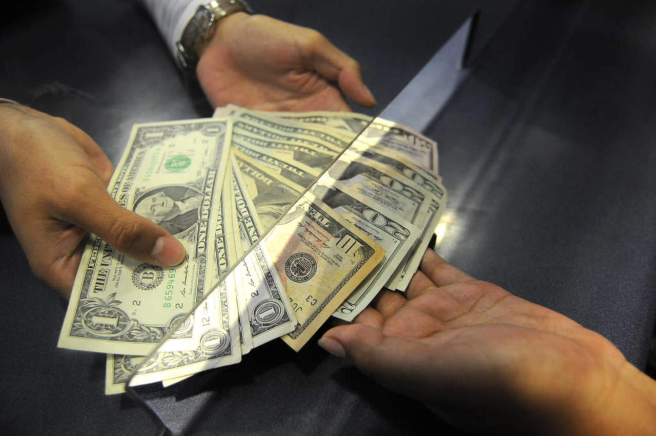 Dólar se dispara a $19.85 por reforma fiscal e incertidumbre política