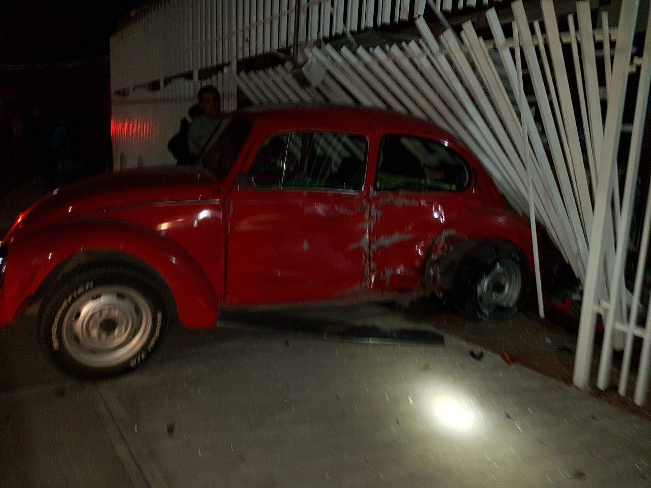 El vehículo Isuzu intento darse a la fuga y se impactó contra un vehículo Volkswagen Sedán de color rojo que se encontraba debidamente estacionado. (EL SIGLO DE TORREÓN)