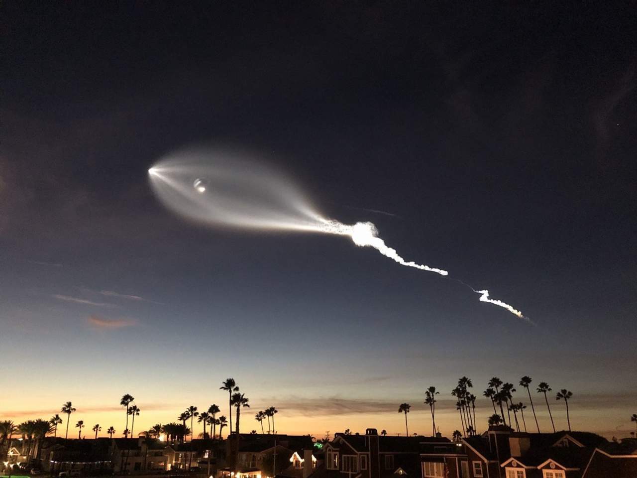 El cohete propulsor Falcon 9 despegó desde la Base Vandenberg de la Fuerza Aérea poco después de las 5:30 de la tarde, llevando consigo la serie más reciente de satélites para Iridium Communications. (ESPECIAL)
