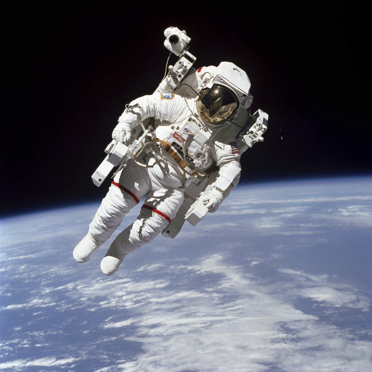 Con un propulsor, el astronauta se desplazó más de 100 metros de la nave espacial Challenger durante el histórico hito. (AP)