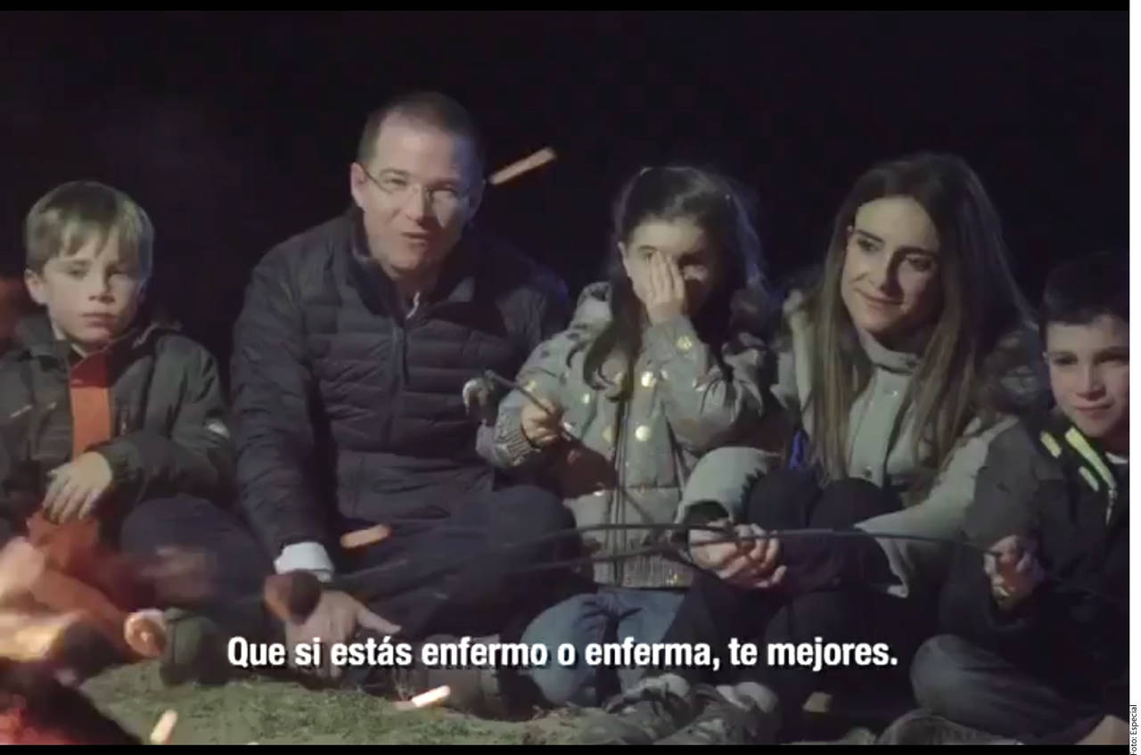 Mensaje. En el video, la familia del precandidato de la alianza PAN-PRD-MC aparece en torno a una fogata y con trabajadores de la Cooperativa El Jabalí.