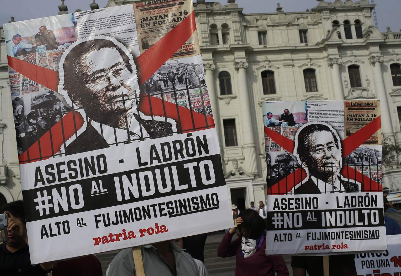 La marcha más multitudinaria, con unas 6,000 personas, se celebró en Lima y terminó con al menos un detenido por la Policía, cuyos agentes intentaron dispersar la movilización con gases lacrimógenos a pesar de que se realizaba de manera pacífica. (AP)