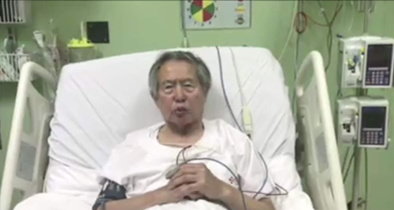 Fujimori aseguró que la noticia del indulto humanitario lo 'sorprendió' en la unidad de cuidados intensivos de la clínica. (EFE)