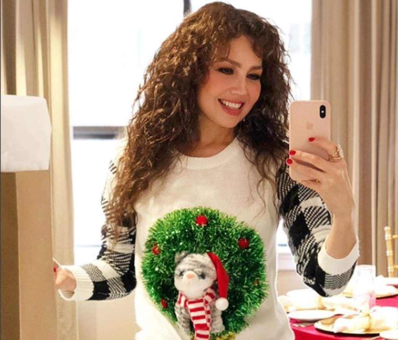 Su rostro ha dado de qué hablar luego de que la cantante compartiera unas fotografías navideñas en las que su cara luce hinchada. (INSTAGRAM)