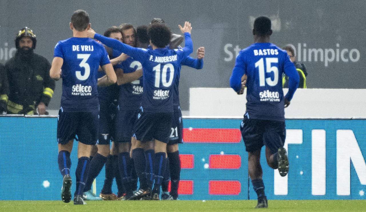 Los jugadores de la Lazio celebran el gol de Senad Lulic al minuto 5. (EFE)