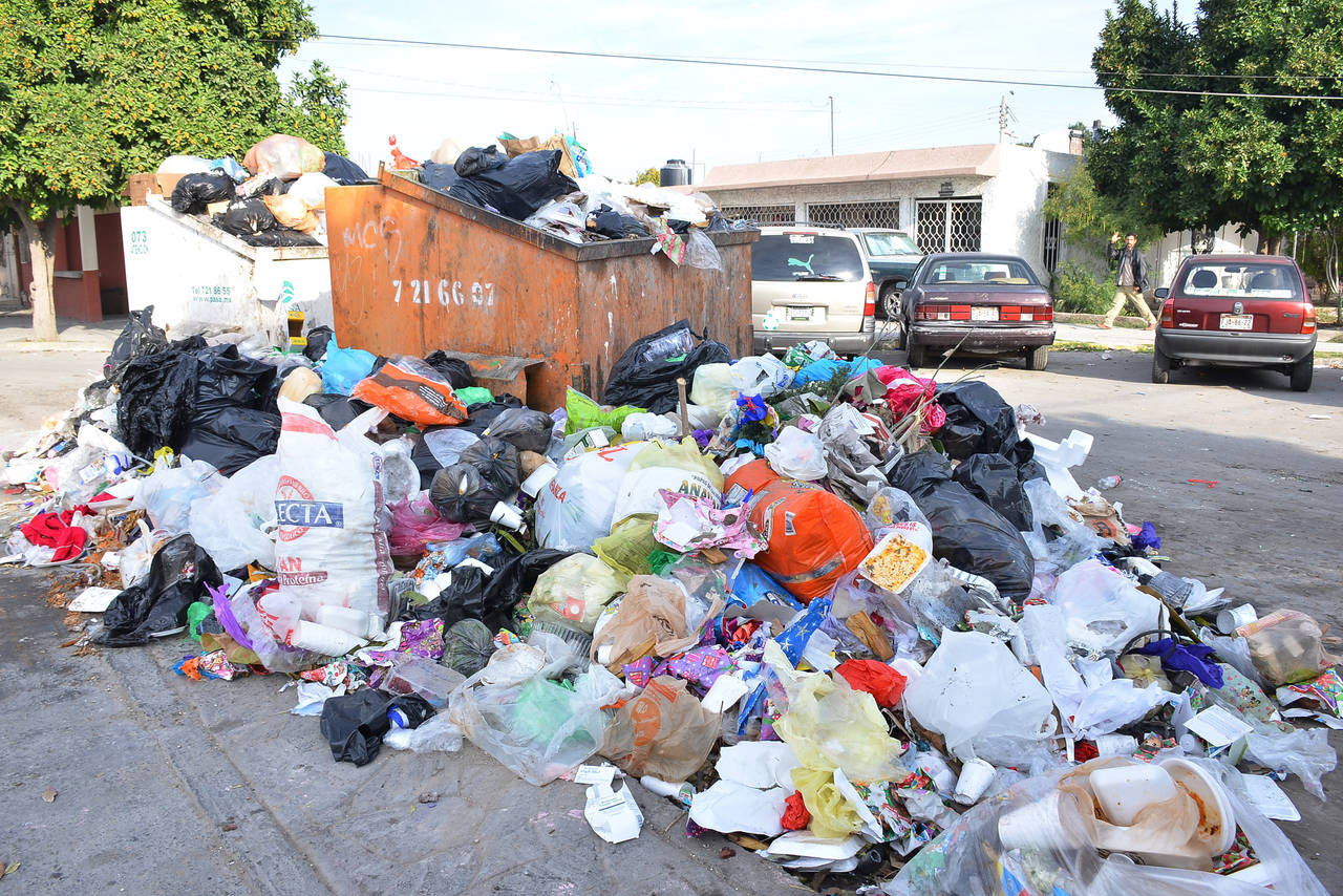 Así fue. Ayer se retrasaron las rutas de recolección de basura de PASA en colonias del sur de la ciudad. Resultado de las fiestas. (FERNANDO COMPEÁN)