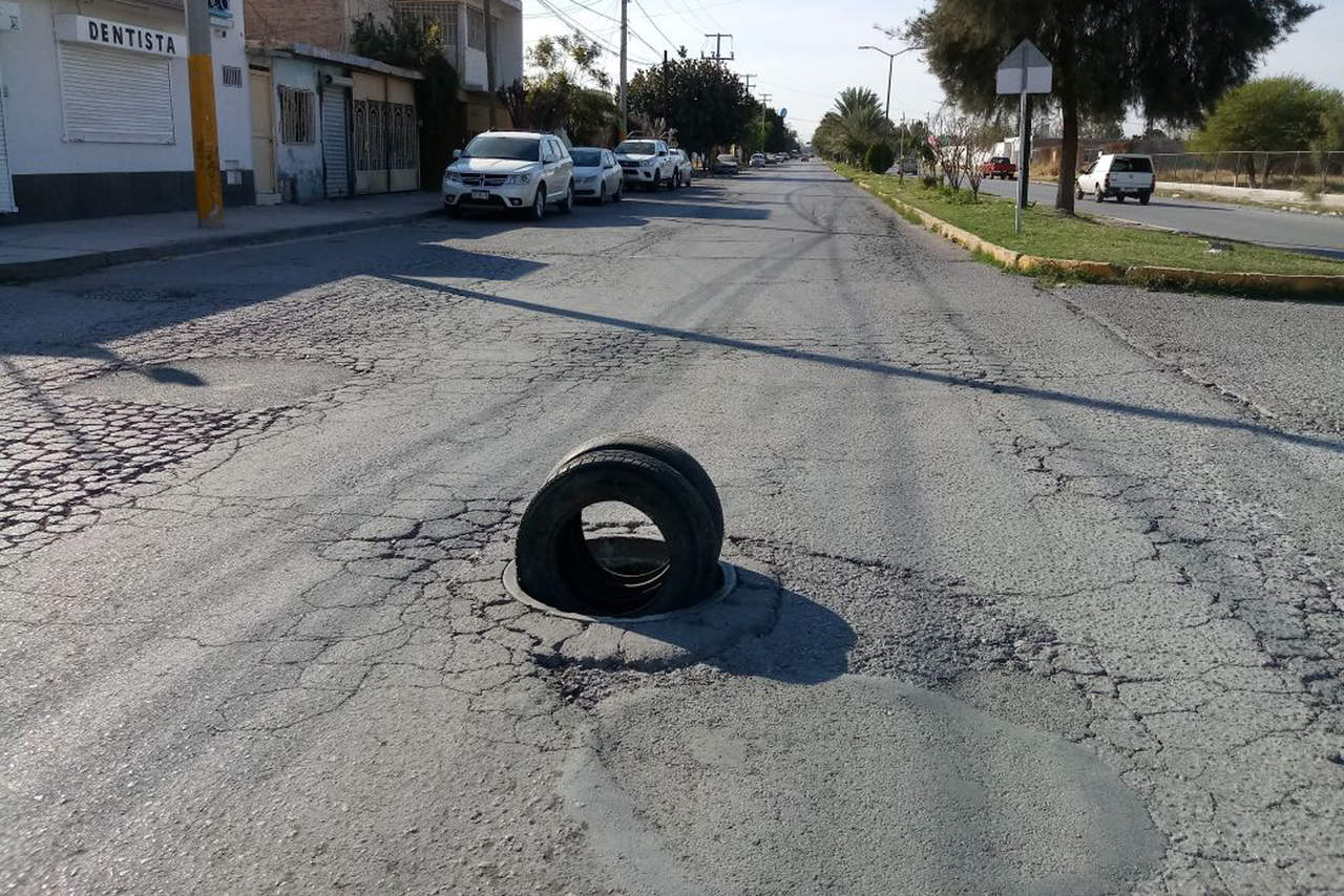 Conductores en riesgo. Uno de los hoyos que más amenaza a los conductores de vehículos se ubica en Allende y calle Bahía de Ballenas en la colonia Nueva California. (FERNANDO COMPEÁN)