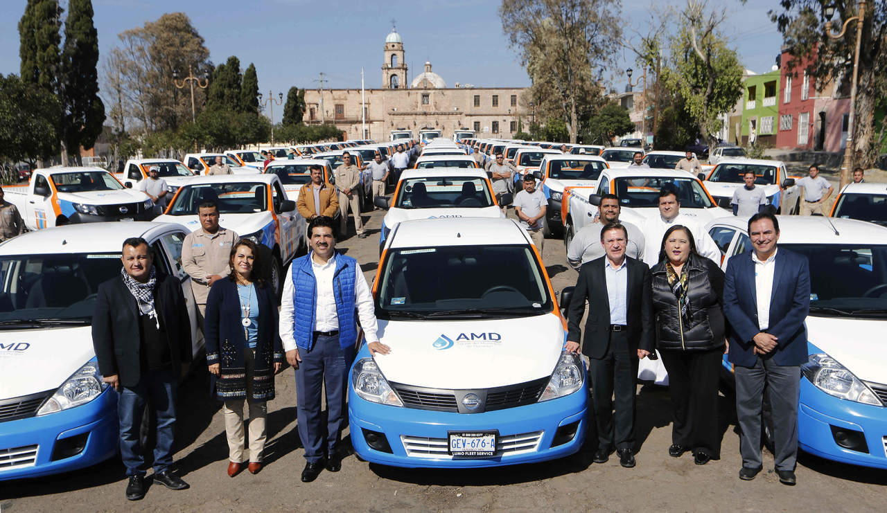 El gobernador José Rosas Aispuro Torres, estuvo presente en la entrega de 84 vehículos para Aguas del Municipio de Durango. (CORTESÍA)