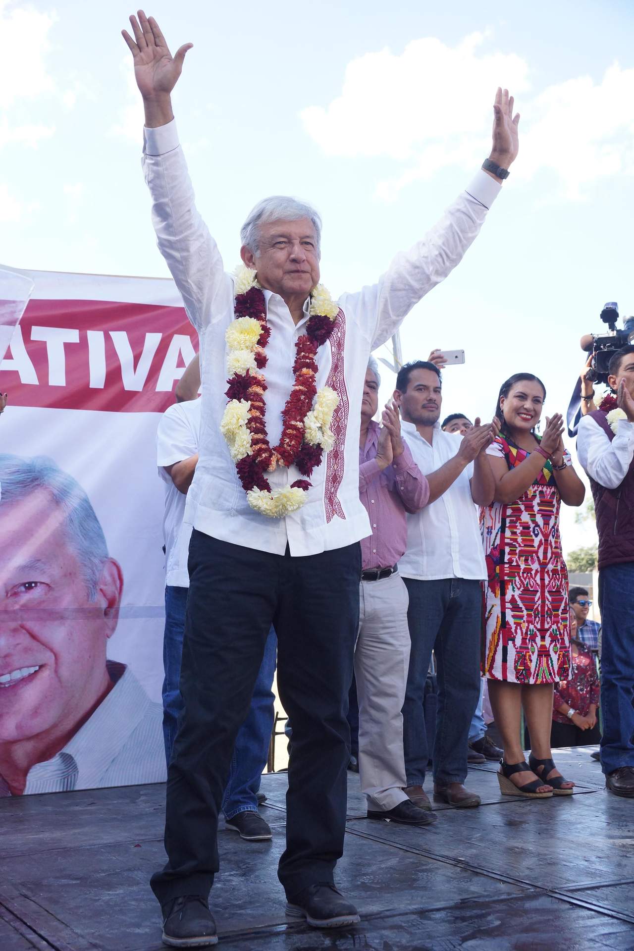 El precandidato presidencial Andrés Manuel López Obrador prometió, en esta entidad, donde nació, dar marcha atrás a la reforma educativa, como parte de un compromiso con maestros de todos los sectores, tanto del Sindicato como de la Coordinadora. (ARCHIVO)