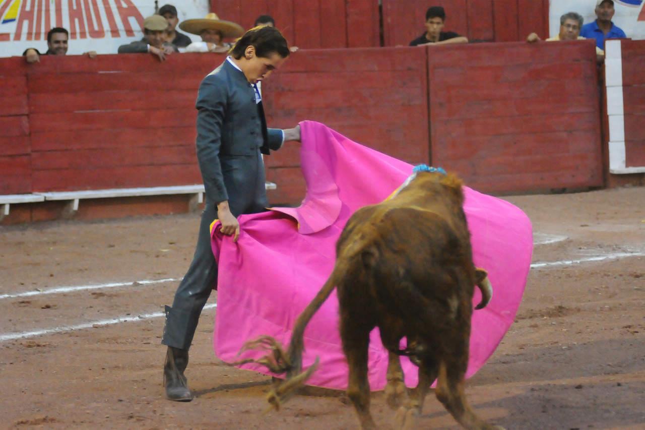 Ya desde un inicio de su actuación dejó claras sus intenciones al abrirse de capa para torear a la Verónica con mucho temple y aguantando las malas embestidas de su enemigo, demostrando el temple adquirido durante sus productivas estancias en España. (ESPECIAL)