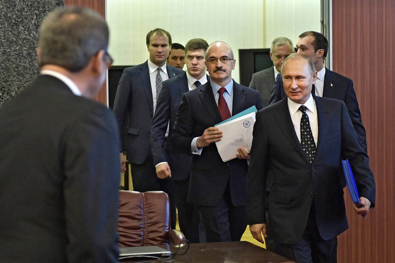 Se apunta. El presidente ruso, Vladimir Putin (Der.), presentó la documentación necesaria para inscribir su candidatura. (EFE)