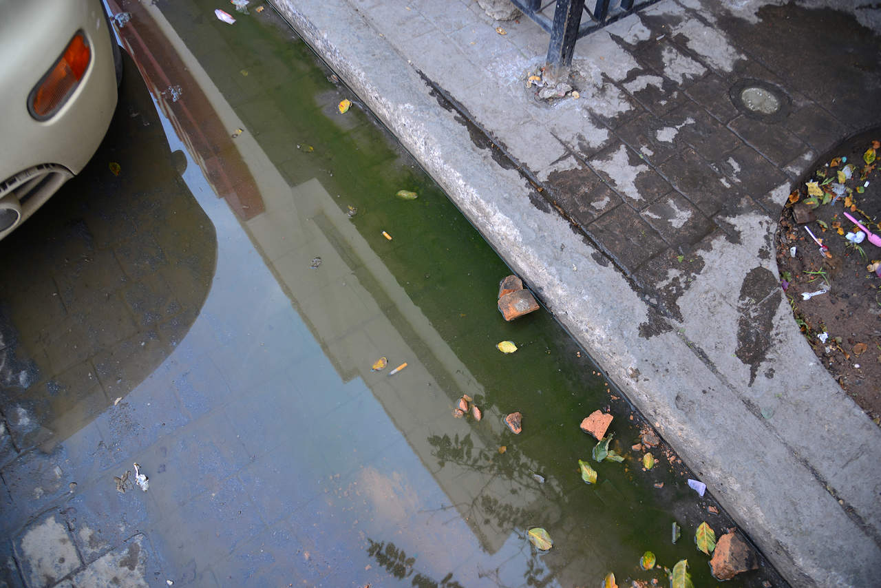 Mal olor. En el primer cuadro de la ciudad abundan los charcos de aguas pestilentes, un ejemplo de ello se encuentra sobre la avenida Hidalgo, entre las calles Acuña y Blanco. (EL SIGLO DE TORREÓN)