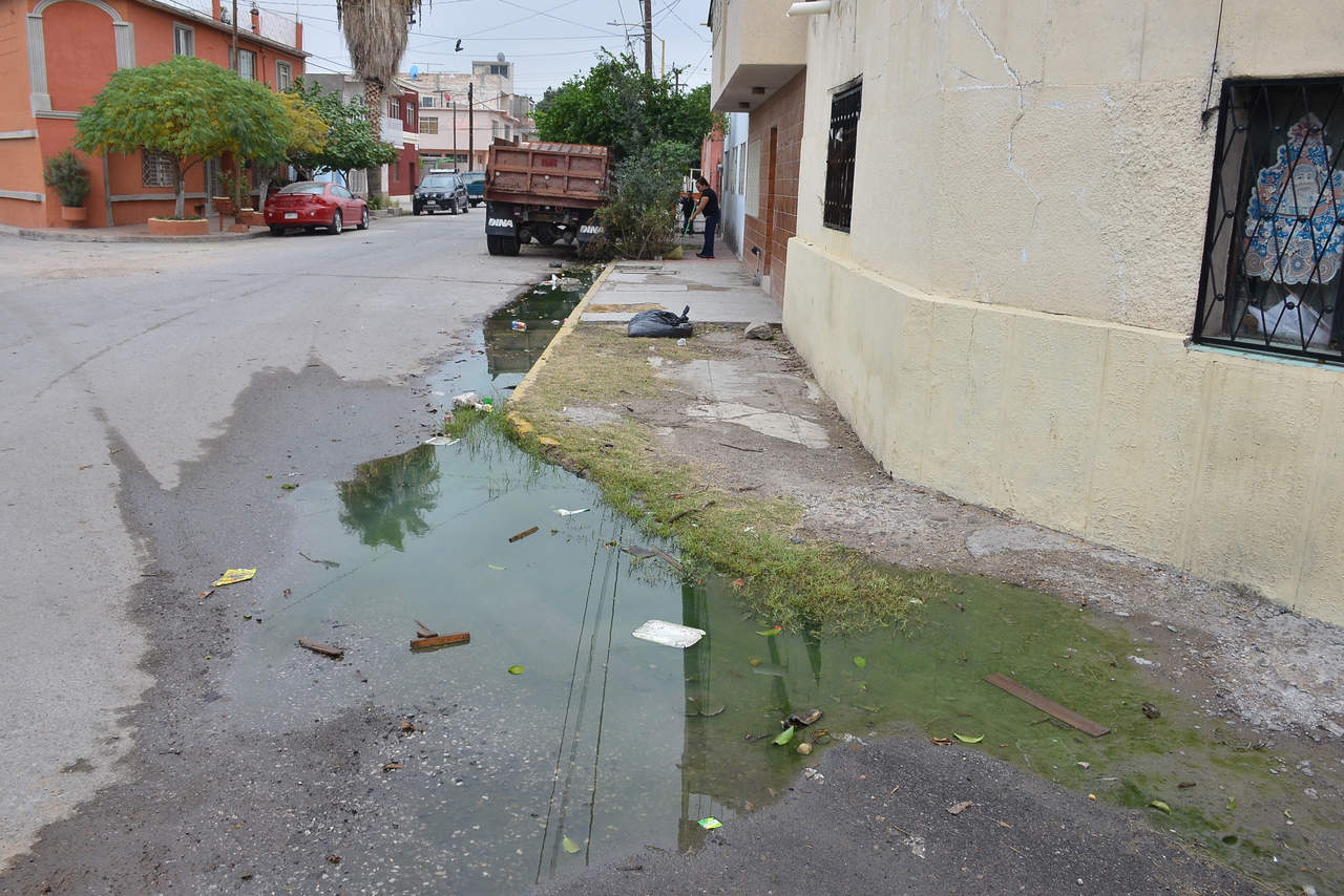 Salud pública. Las fugas de drenaje son un problema de salud para quienes habitan cerca de las zonas, como en calle 16 de Septiembre y avenida J. San Martín, que conviven con agua verde. (EL SIGLO DE TORREÓN)
