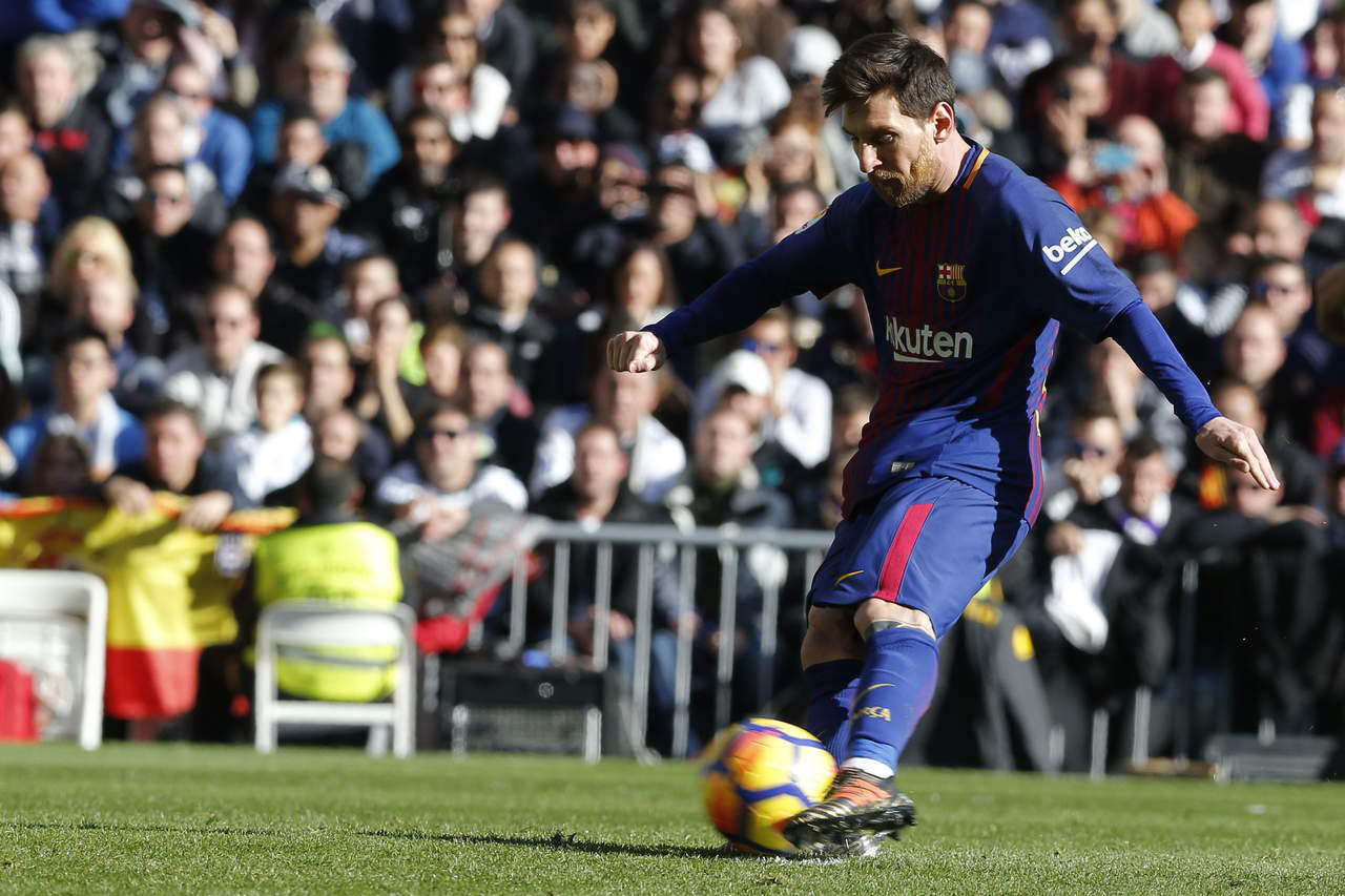 Messi, quien renovó contrato con el Barcelona hasta 2021, había ganado 80 millones de dólares, lo que lo coloca en la posición catorce de los 100 mejores pagado. (ARCHIVO)