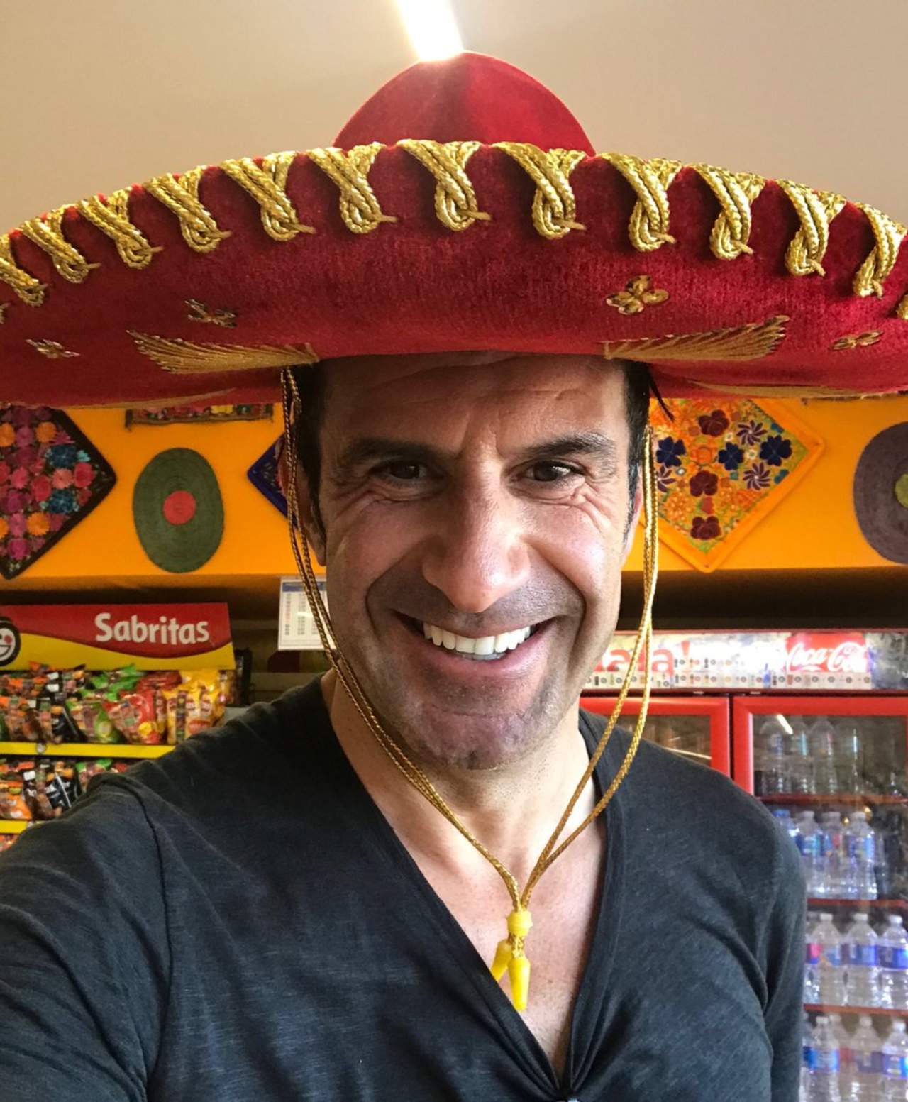 El jugador portugués subió a Instagram y Twitter una foto en la que aparece con un sombrero de mariachi y un mensaje que dice: 'México querido'. (TWITTER)