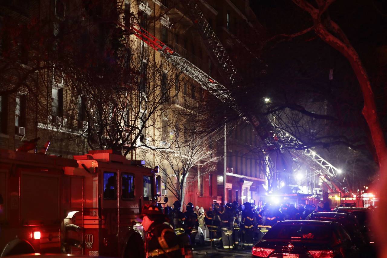 Heridos. Varios residentes del edificio sufrieron heridas graves y luchan por sus vidas, según el alcalde de Nueva York. (AP)