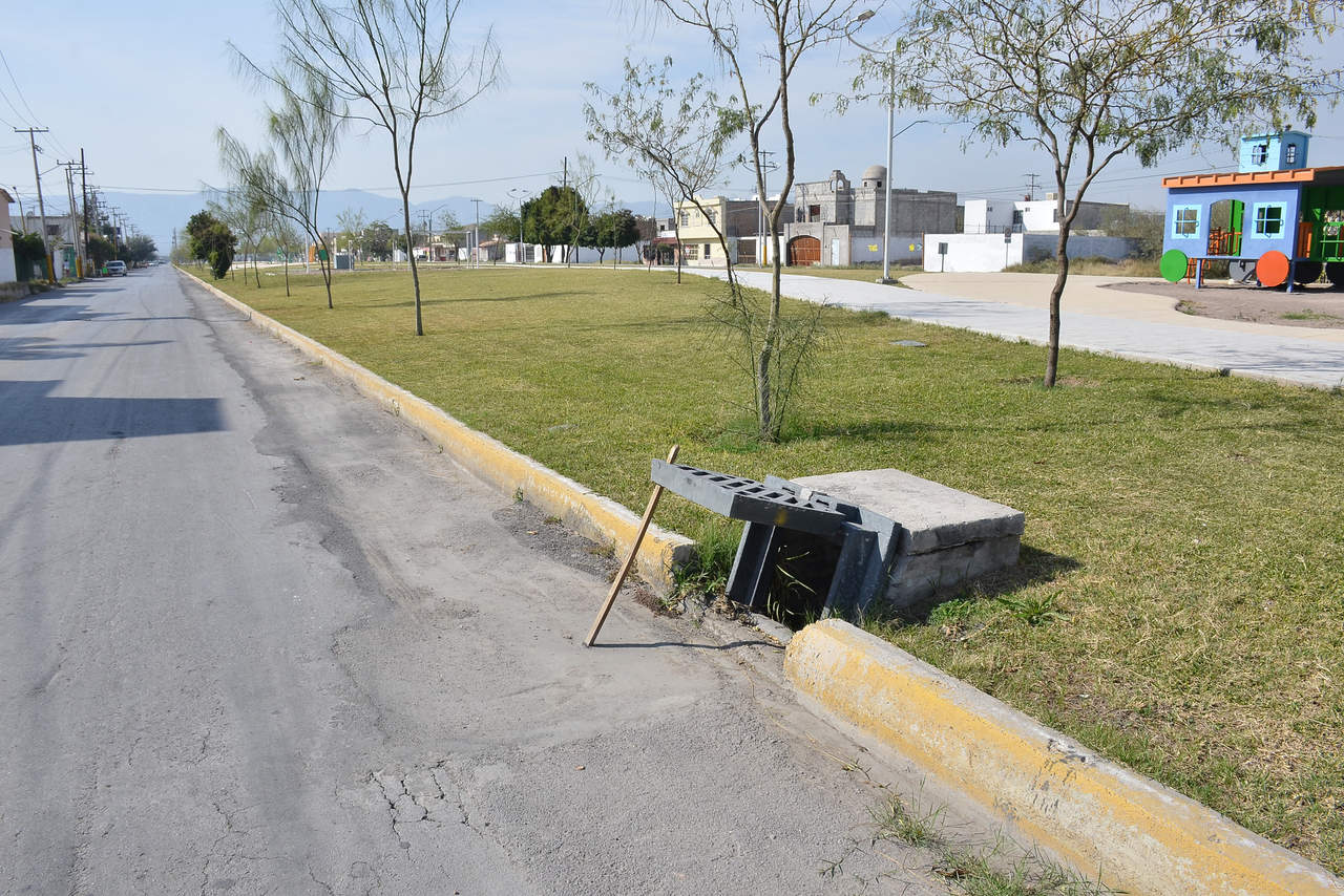 Riesgo. Las autoridades han evidenciado el “ingenio” mexicano en algunas reparaciones, como ésta del drenaje.