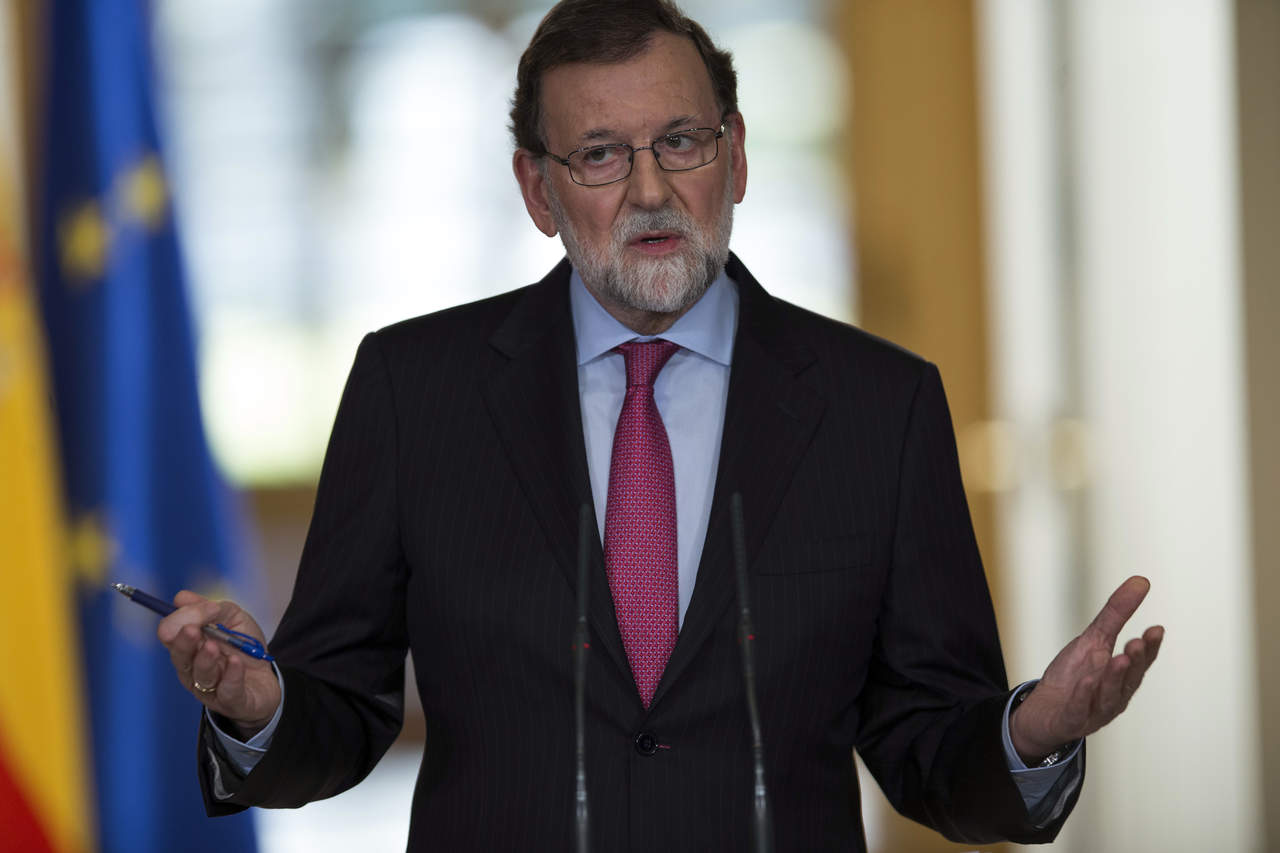 Rajoy hizo el anuncio poco más de una semana después de las elecciones parlamentarias regionales en las que volvieron a imponerse los partidos separatistas. (AP)