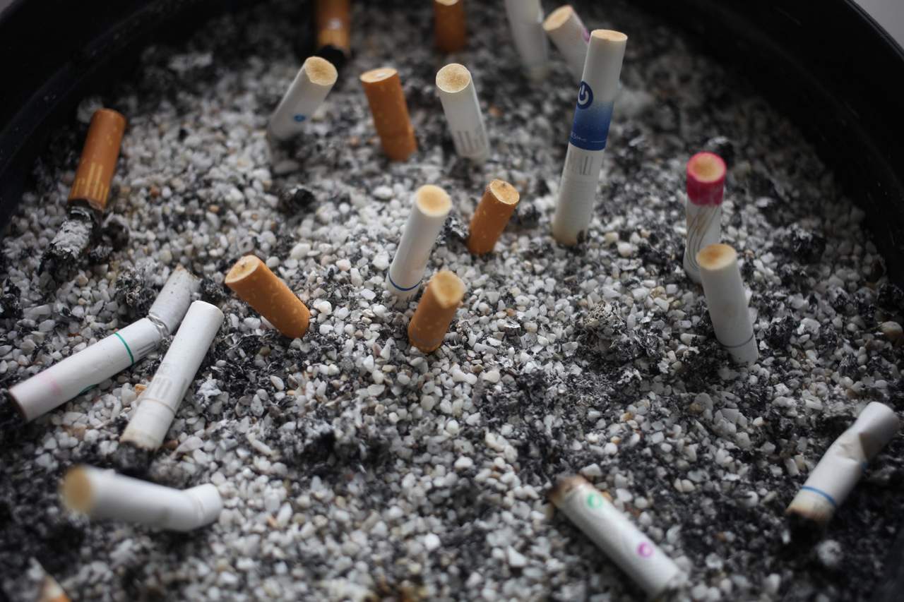 El legislador agregó que las personas que no fuman respiran nicotina y químicos tóxicos de la misma forma que quienes consumen cigarrillos. (ARCHIVO)