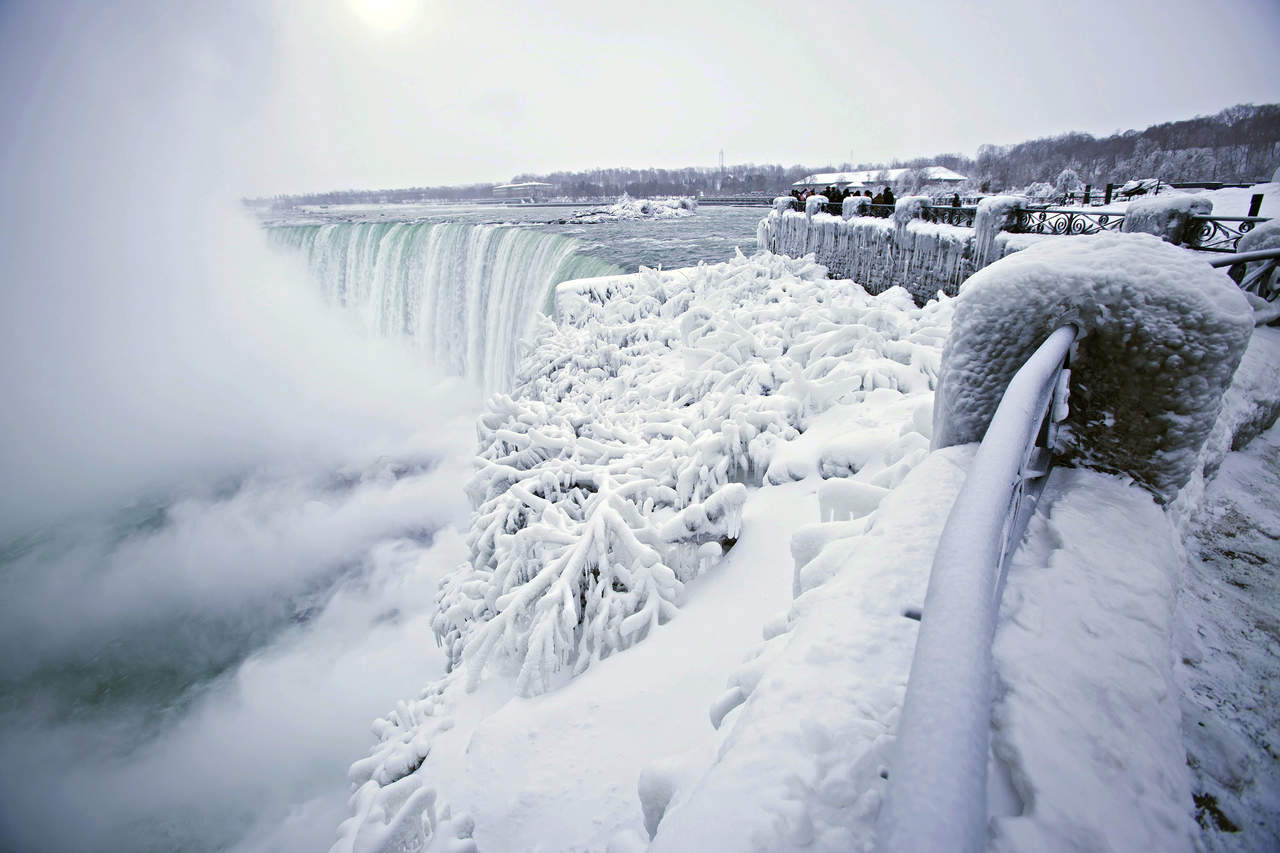 Usualmente para la temporada invernal, las Cataratas del Niágara suelen cubrirse en su totalidad con diversas capas de hielo y nieve, sin que estas afecten su flujo de agua. (AP)