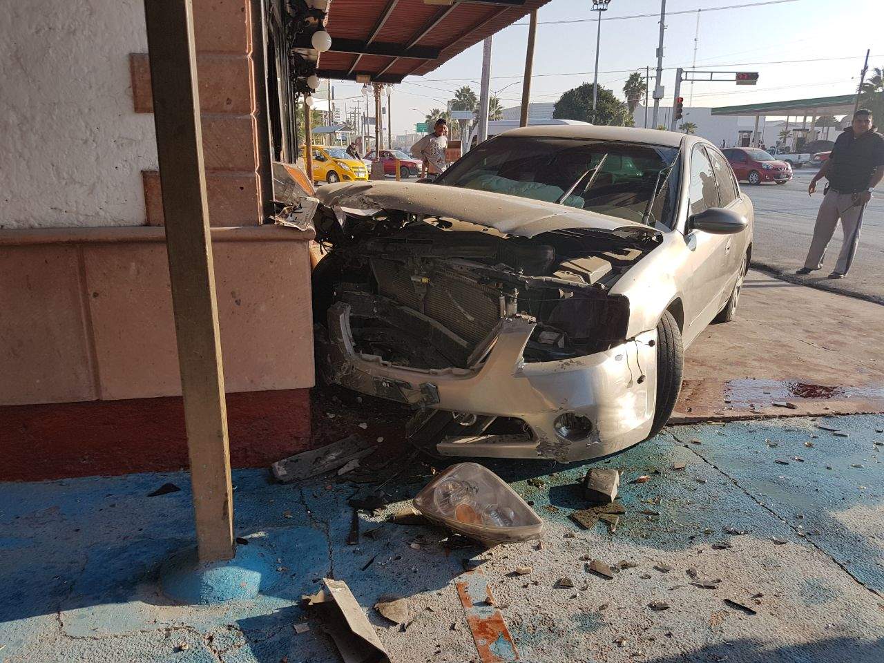 Peritos ubicaron a un Nissan, Altima, con todo el frente destrozado y casi dentro de la zona de mesas del lugar. (EL SIGLO DE TORREÓN) 

