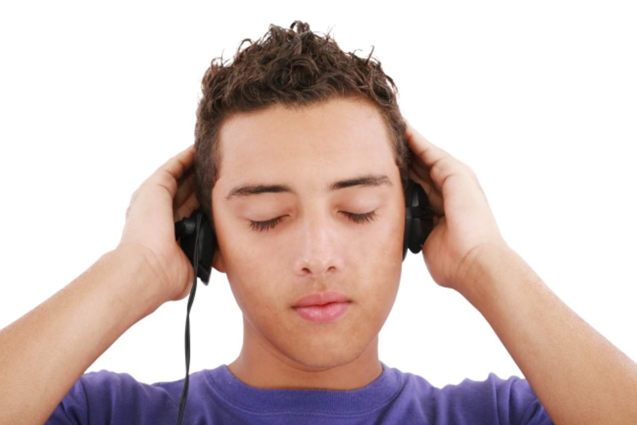No usar de manera moderada los audífonos disminuye la audición y, en algunos casos, deriva en sordera. (ARCHIVO)