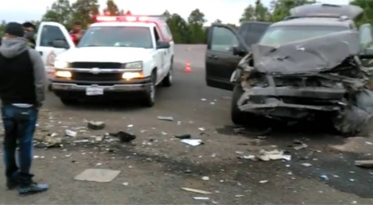Accidente. Los vehículos involucrados chocaron de frente en la súper carretera Durango-Mazatlán a la altura de Otinapa.