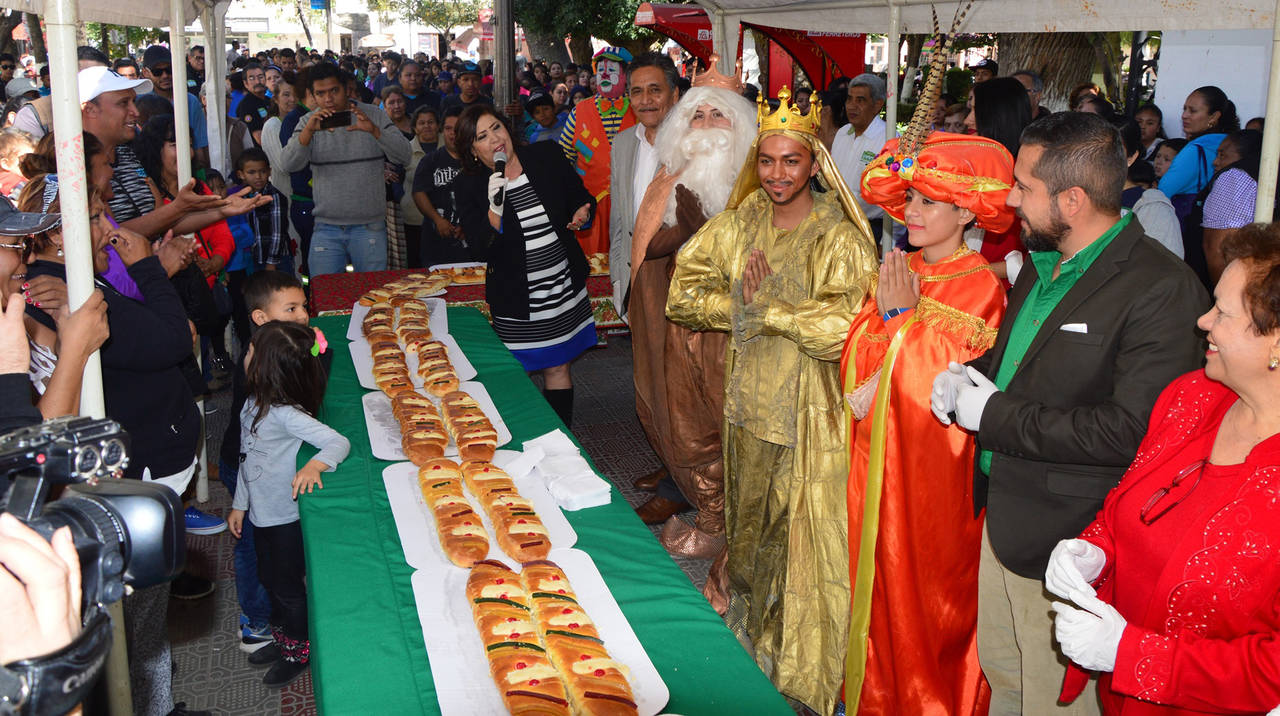 Personas. El año pasado se repartió la megarosca de Reyes a los ciudadanos y acudieron seis mil personas a la plaza. (EL SIGLO DE TORREÓN)