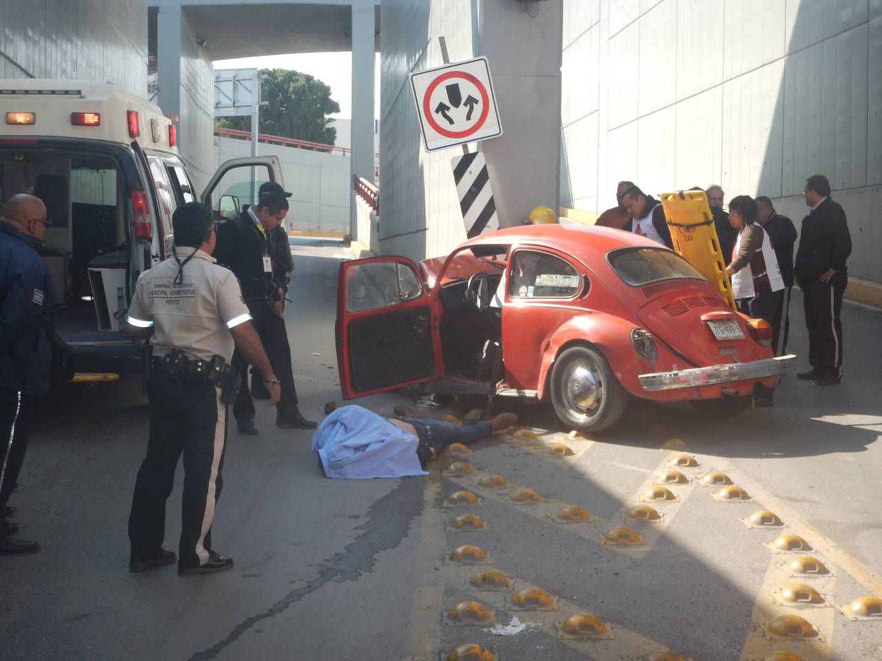 Atención. Paramédicos de la Cruz Roja se encargaron de rescatar al joven que viajaba en el asiento del copiloto.