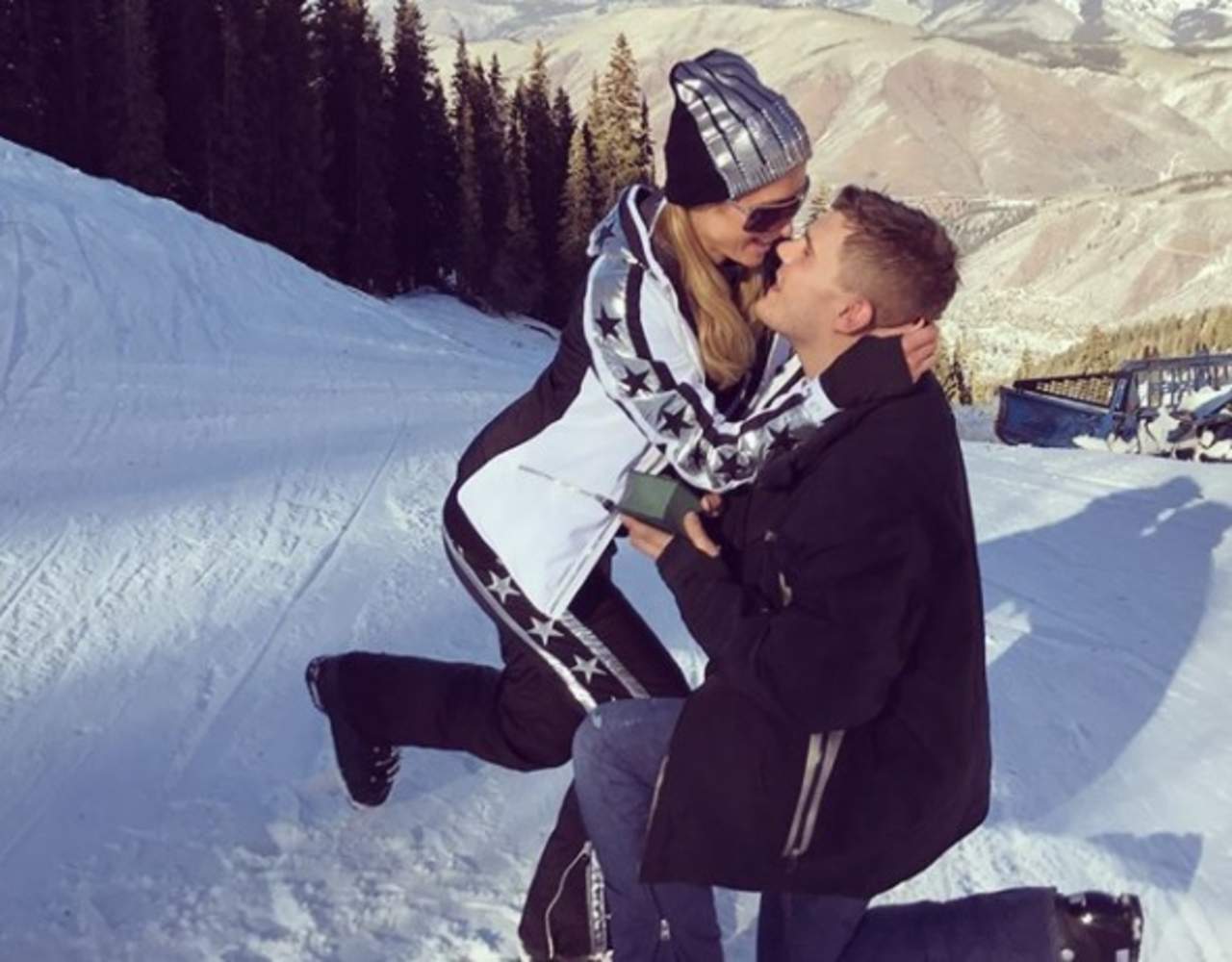 La empresaria compartió en su cuenta de Instagram fotografías del romántico momento en el que, de rodillas y con anillo en mano, su novio le hizo la propuesta durante sus vacaciones en Aspen, Colorado. (INSTAGRAM)