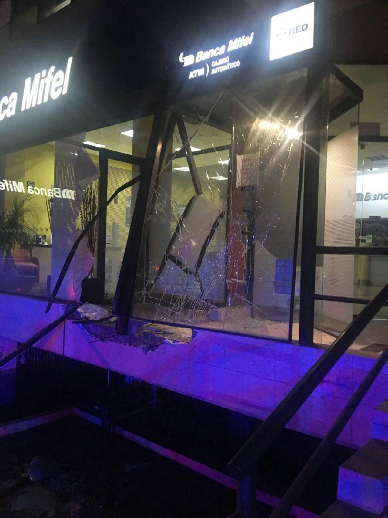Un grupo de al menos ocho personas armadas irrumpió en Banca Mifel, en Ciudad Satélite, y desprendió un cajero automático del suelo con el uso de una camioneta y aparentemente explosivos. (TWITTER)