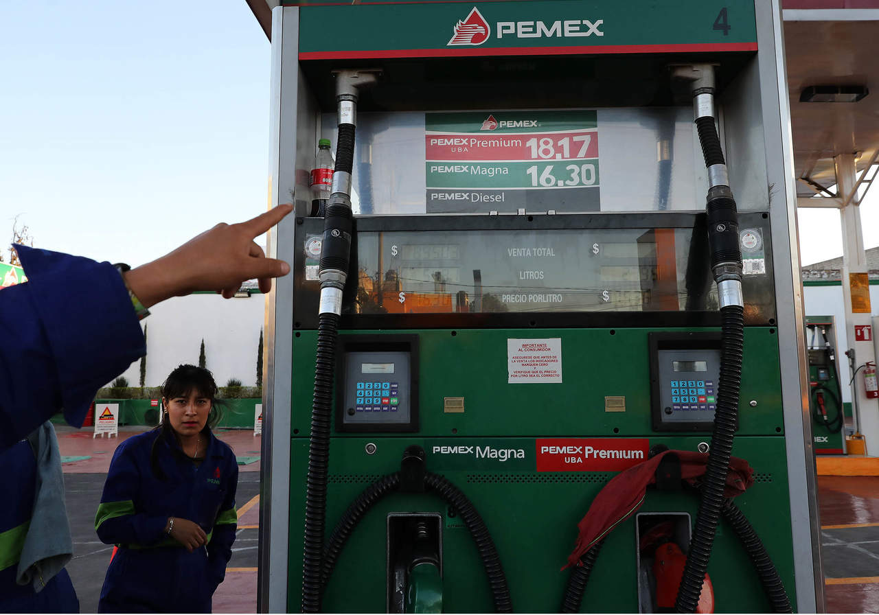 Petróleos Mexicanos (Pemex) aseguró que mantendrá la política de precios graduales de combustibles, por lo que rechazó cualquier especulación sobre supuestos incrementos en los mismos, hechos por la Asociación Mexicana de Empresarios Gasolineros (AMEGAS). (ARCHIVO)