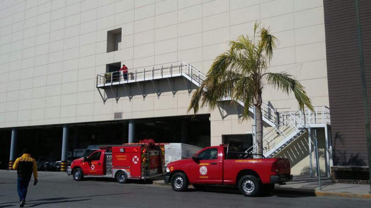 Arribaron al lugar elementos del departamento de bomberos, encabezados por el comandante operativo de Protección Civil Victor Hugo Prado. (EL SIGLO DE TORREÓN) 