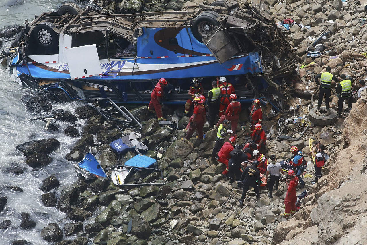 En declaraciones a la prensa, portavoces del cuerpo de bomberos señalaron que seis sobrevivientes con graves heridas fueron trasladados en helicóptero a hospitales de Carrrión, Sabogal y Chancay para su atención. (AP)