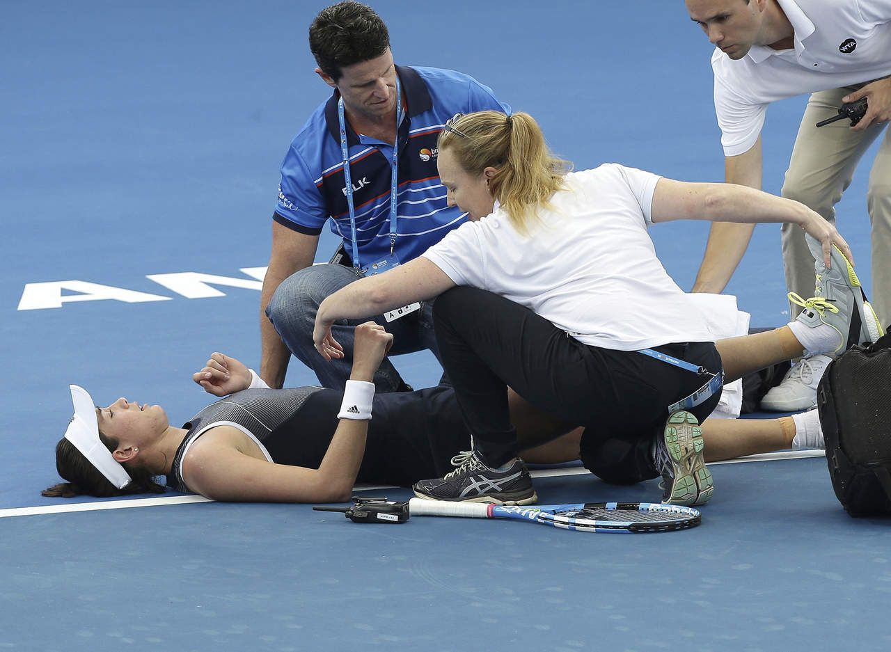 Garbiñe Muguruza tuvo que abandonar el torneo de Brisbane por intensos calambres. (AP)